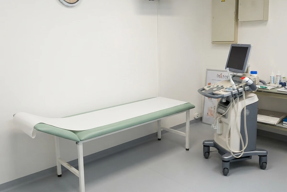 Günekoloogia läbivaatusruum Stigma Erakliinikus – ultraheliaparaat ja läbivaatuskušett